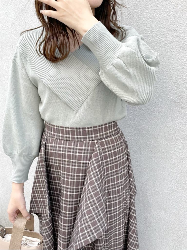 その他のスカート、ベージュ系のブーツ、グリーン系のニット/セーターを着用したレディースの秋コーディネートの4枚目の写真