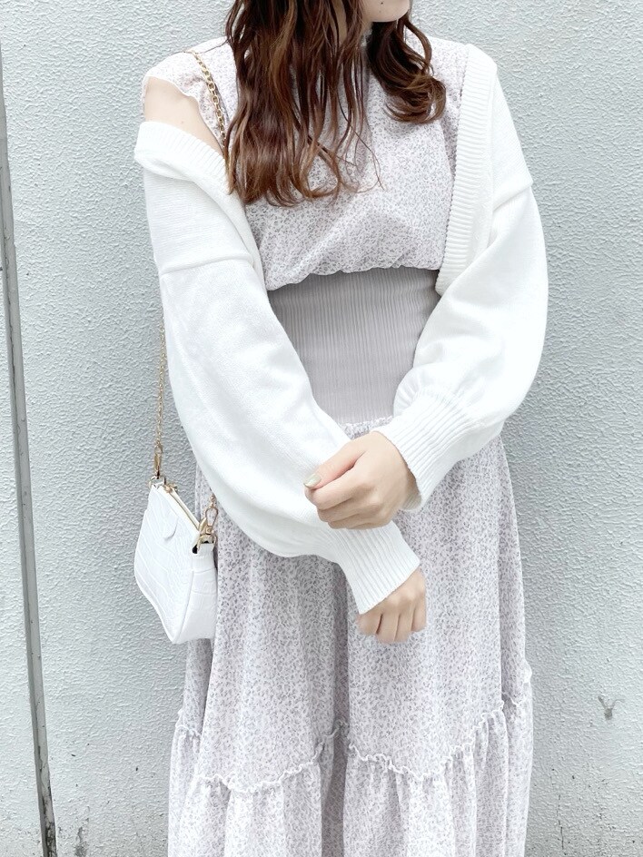 ホワイト系のカーディガン/ボレロ、グレー系のワンピース、ホワイト系のショルダーバッグを着用したレディースの春コーディネートの6枚目の写真