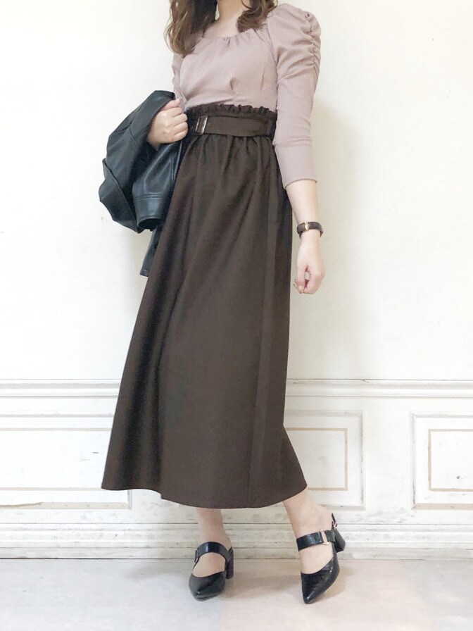 ベージュ系のワンピース、ブラック系のパンプス、ブラック系のハンドバッグを着用したレディースの秋コーディネートの4枚目の写真