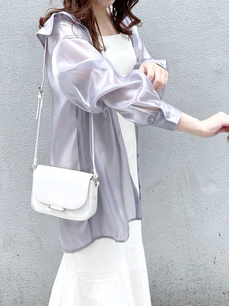 ホワイト系のワンピース、パープル系のシャツ/ブラウス、ホワイト系のパンプスを着用したレディースの春コーディネートの6枚目の写真