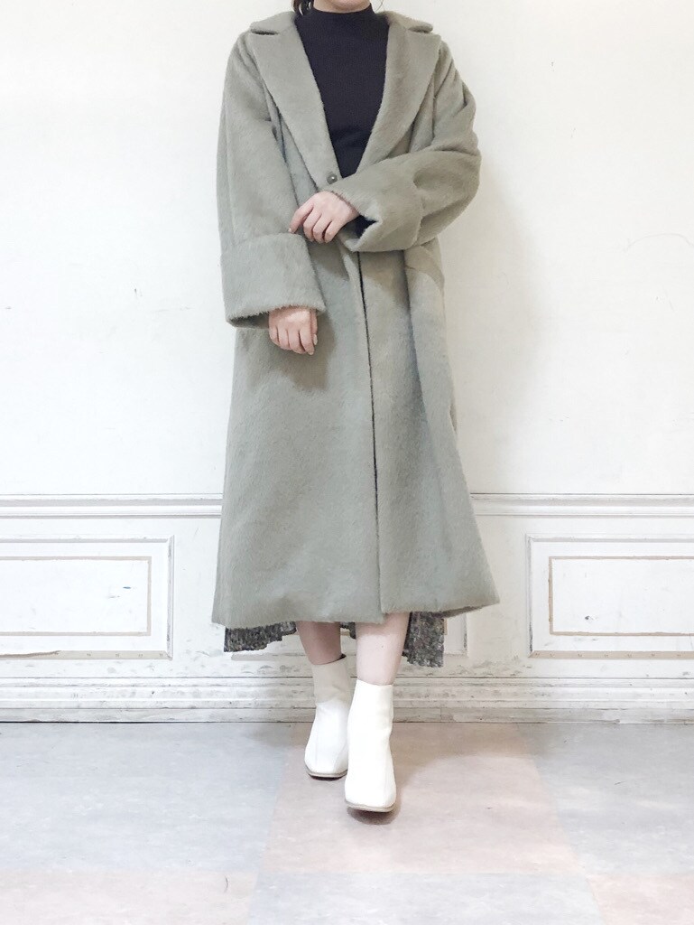 ホワイト系のブーツ、ブルー系のスカート、ブラウン系のニット/セーターを着用したレディースの秋コーディネートの3枚目の写真