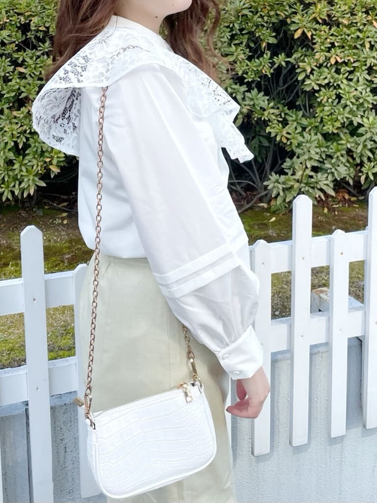 ホワイト系のシャツ/ブラウス、グリーン系のスカート、ホワイト系のパンプスを着用したレディースの春コーディネートの4枚目の写真