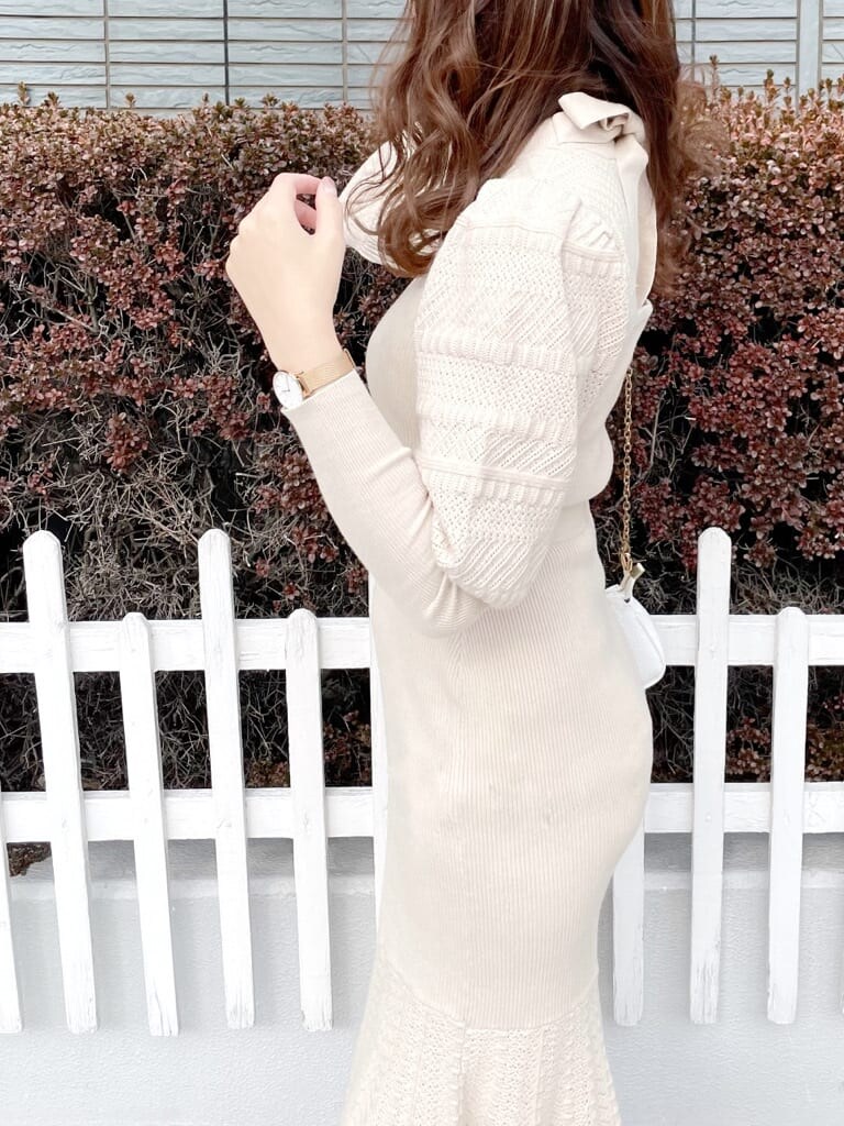 グレー系のトレンチコート、ホワイト系のワンピース、ホワイト系のパンプスを着用したレディースの春コーディネートの9枚目の写真