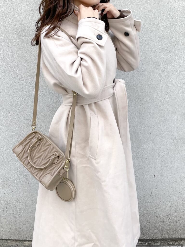 ブラウン系のワンピース、ホワイト系のその他アウター、ベージュ系のハンドバッグを着用したレディースの秋コーディネートの4枚目の写真