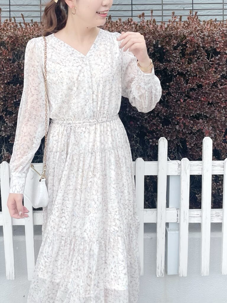 ベージュ系のテーラードジャケット、ホワイト系のパンプス、オレンジ系のワンピースを着用したレディースの冬コーディネートの5枚目の写真