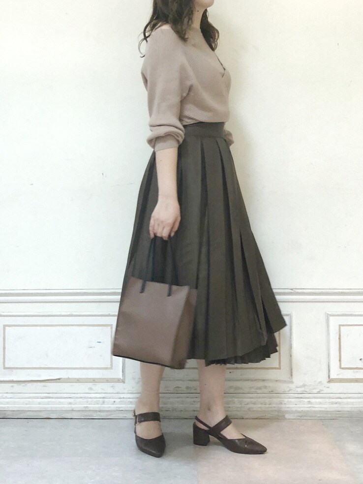 ベージュ系のニット/セーター、ブラウン系のスカート、ブラウン系のパンプスを着用したレディースの秋コーディネートの3枚目の写真