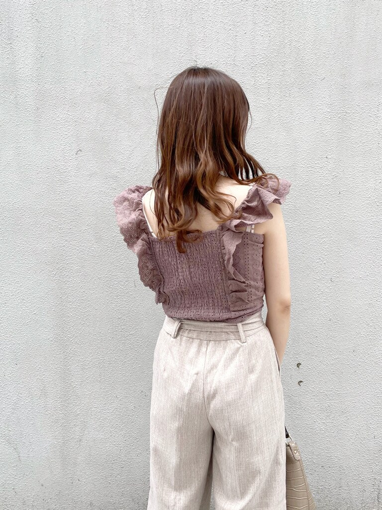 ベージュ系のシャツ/ブラウス、ブラウン系のその他パンツ、その他のサンダルを着用したレディースの春コーディネートの6枚目の写真