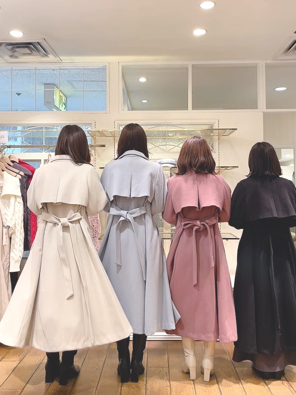 ホワイト系のその他アウター、ブルー系のその他アウター、ブラック系のその他アウターを着用したレディースの秋コーディネートの2枚目の写真