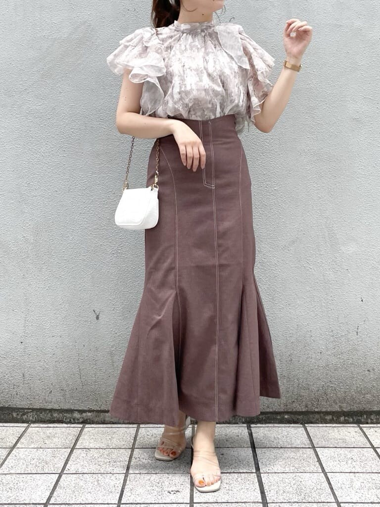 パープル系のサンダル、ベージュ系のシャツ/ブラウス、ブラウン系のスカートを着用したレディースの夏コーディネートの4枚目の写真