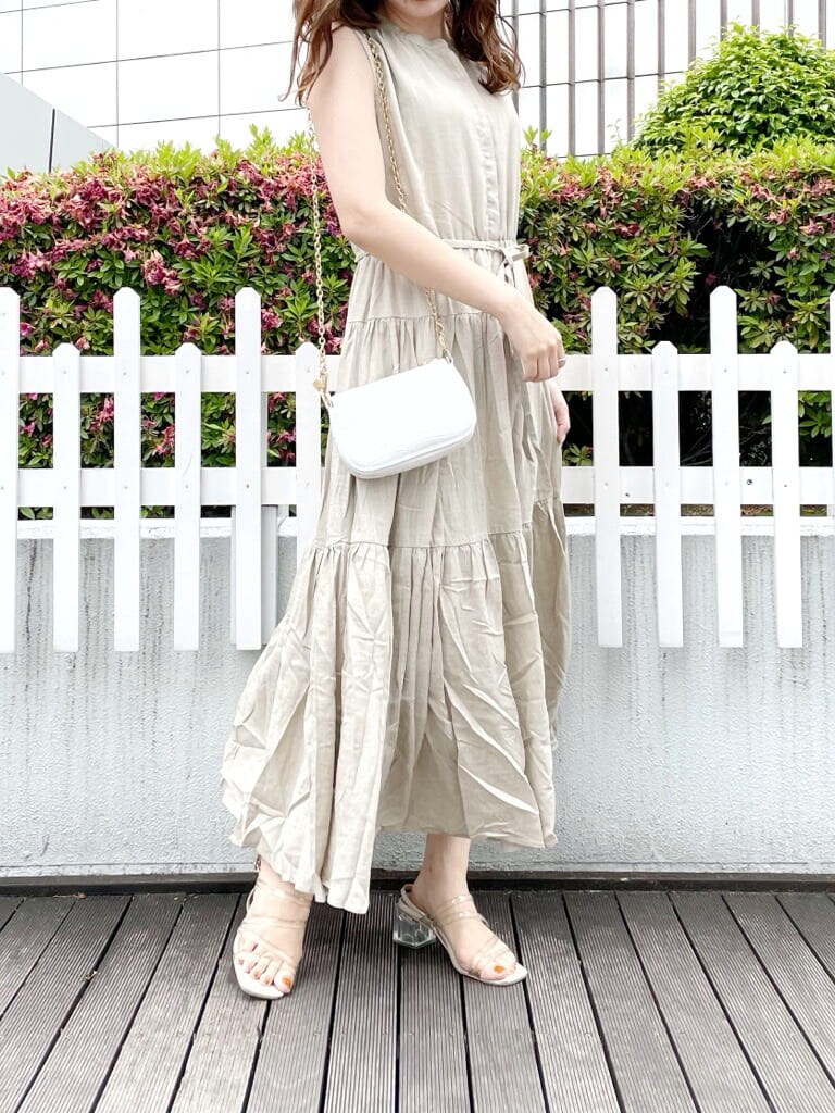 ベージュ系のワンピース、ホワイト系のショルダーバッグ、その他のサンダルを着用したレディースの夏コーディネートの5枚目の写真