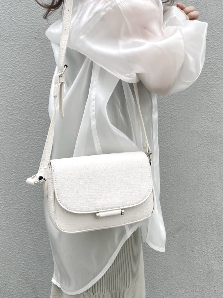 ホワイト系のシャツ/ブラウス、パープル系のサンダル、グリーン系のワンピースを着用したレディースの春コーディネートの7枚目の写真