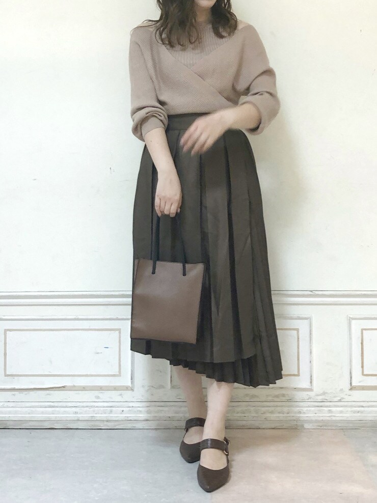 ベージュ系のニット/セーター、ブラウン系のスカート、ブラウン系のパンプスを着用したレディースの秋コーディネートの2枚目の写真