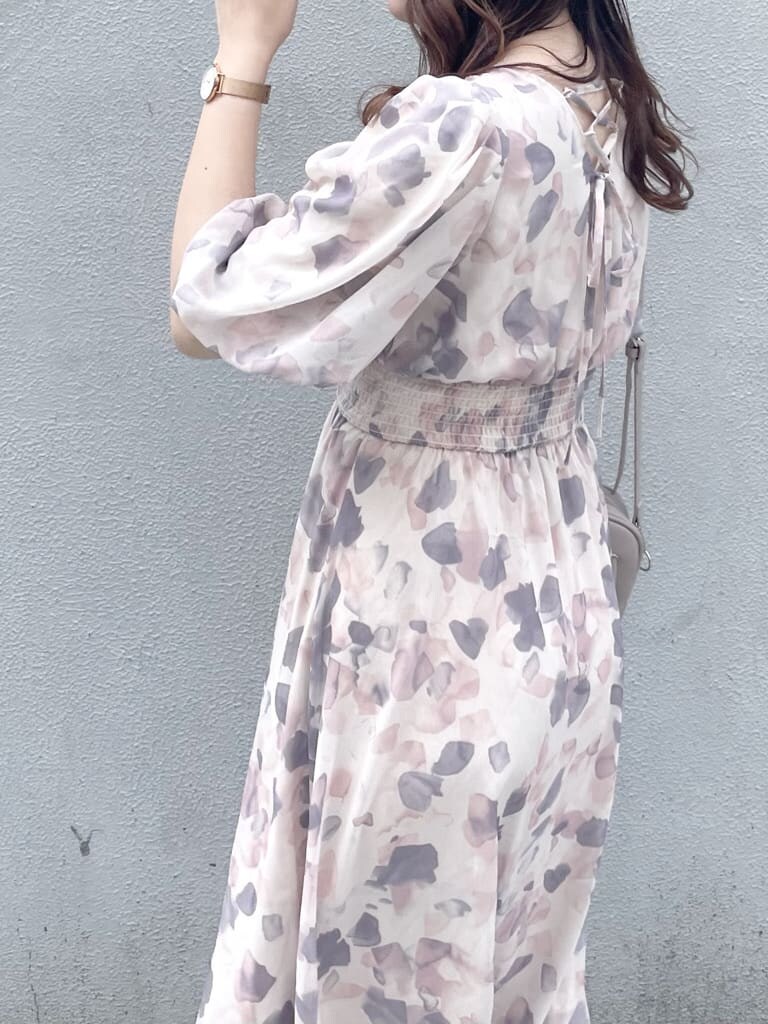 ピンク系のワンピース、ホワイト系のパンプス、ベージュ系のハンドバッグを着用したレディースの春コーディネートの4枚目の写真