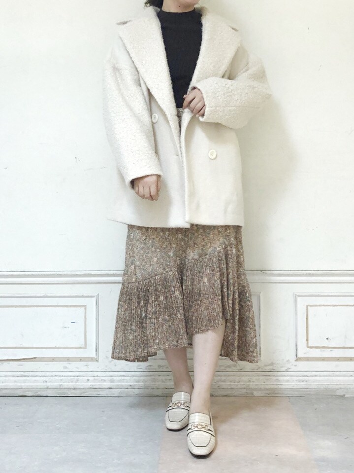 ホワイト系のスカート、ブラウン系のニット/セーター、ホワイト系のその他アウターを着用したレディースの秋コーディネートの4枚目の写真