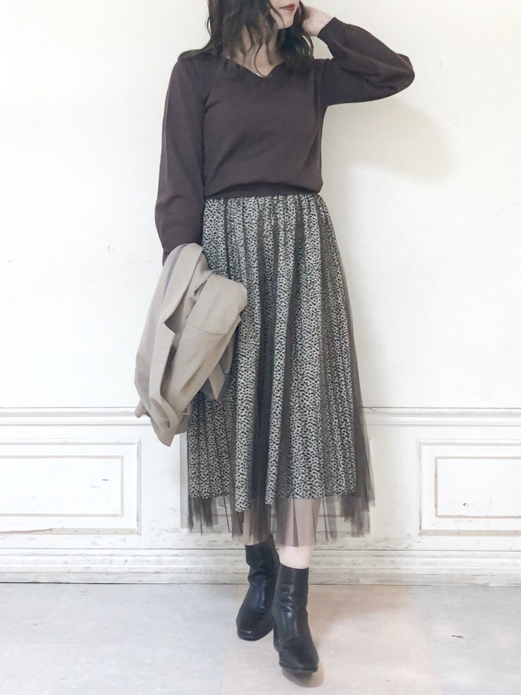 ブラウン系のブーツ、ブラウン系のスカート、ブラウン系のハンドバッグを着用したレディースの秋コーディネートの3枚目の写真