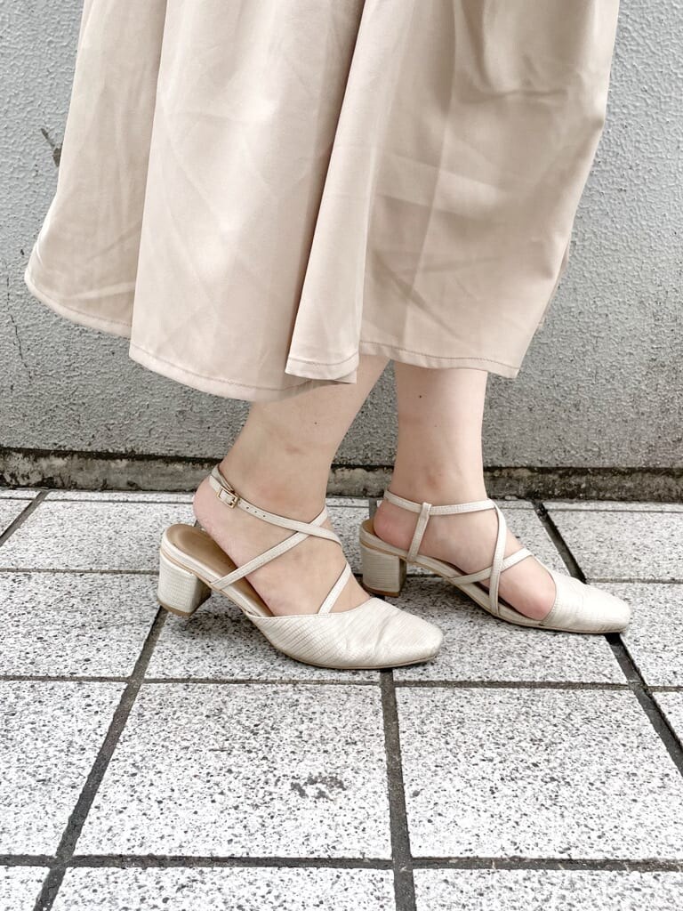 ベージュ系のワンピース、ホワイト系のパンプス、ブラウン系のショルダーバッグを着用したレディースの春コーディネートの9枚目の写真