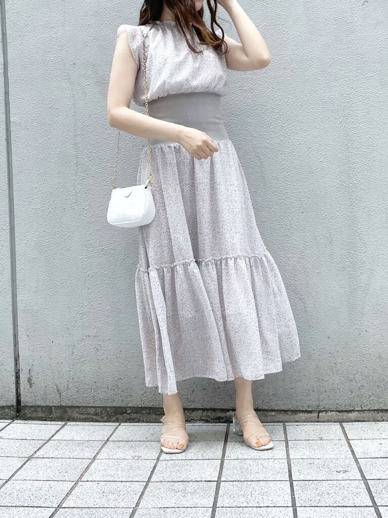 ホワイト系のカーディガン/ボレロ、グレー系のワンピース、ホワイト系のショルダーバッグを着用したレディースの春コーディネートの8枚目の写真