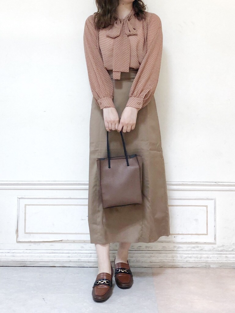 ブラウン系のスカート、ブラウン系のローファー、その他のシャツ/ブラウスを着用したレディースの秋コーディネートの3枚目の写真