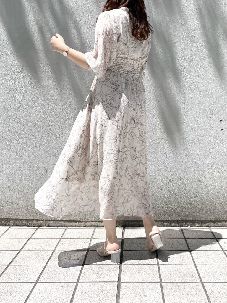 パープル系のサンダル、ホワイト系のショルダーバッグ、ホワイト系のワンピースを着用したレディースの春コーディネートの2枚目の写真