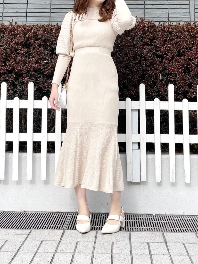 グレー系のトレンチコート、ホワイト系のワンピース、ホワイト系のパンプスを着用したレディースの春コーディネートの5枚目の写真