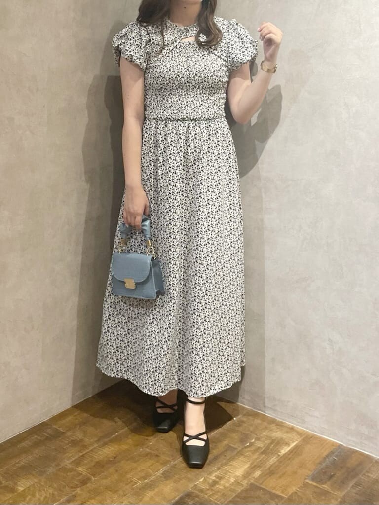 ホワイト系のワンピース、ベージュ系のローファー、ベージュ系のローファーを着用したレディースの秋コーディネートの4枚目の写真