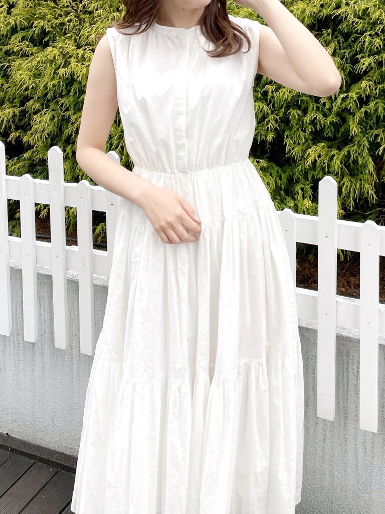 ピンク系のシャツ/ブラウス、ホワイト系のショルダーバッグ、ホワイト系のワンピースを着用したレディースの春コーディネートの10枚目の写真