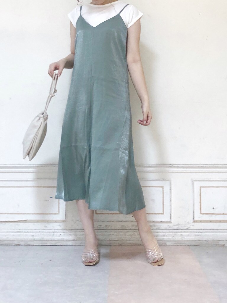 ホワイト系のハンドバッグ、グリーン系のワンピース、その他のその他シューズを着用したレディースの夏コーディネートの3枚目の写真