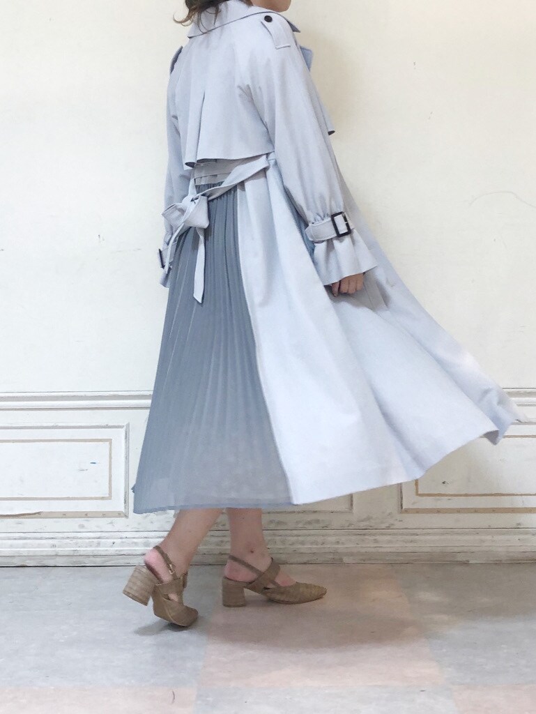 ブルー系のトレンチコート、ホワイト系のワンピース、ベージュ系のパンプスを着用したレディースの夏コーディネートの4枚目の写真