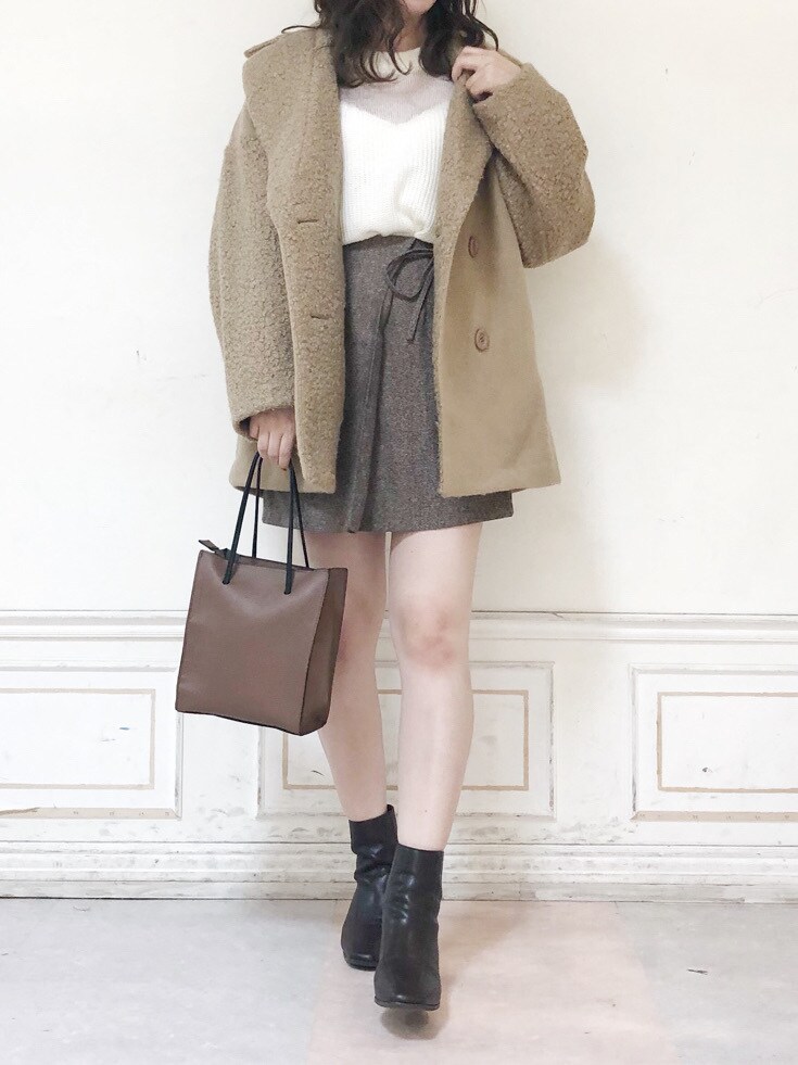 ベージュ系のその他アウター、ブラウン系のスカート、ブラウン系のブーツを着用したレディースの秋コーディネートの3枚目の写真