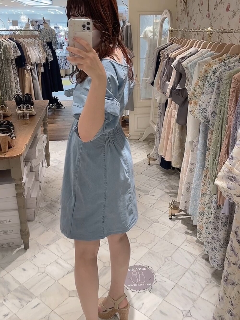 ブルー系のワンピース、ホワイト系のサンダル、ブルー系のカーディガン/ボレロを着用したレディースの春コーディネートの7枚目の写真