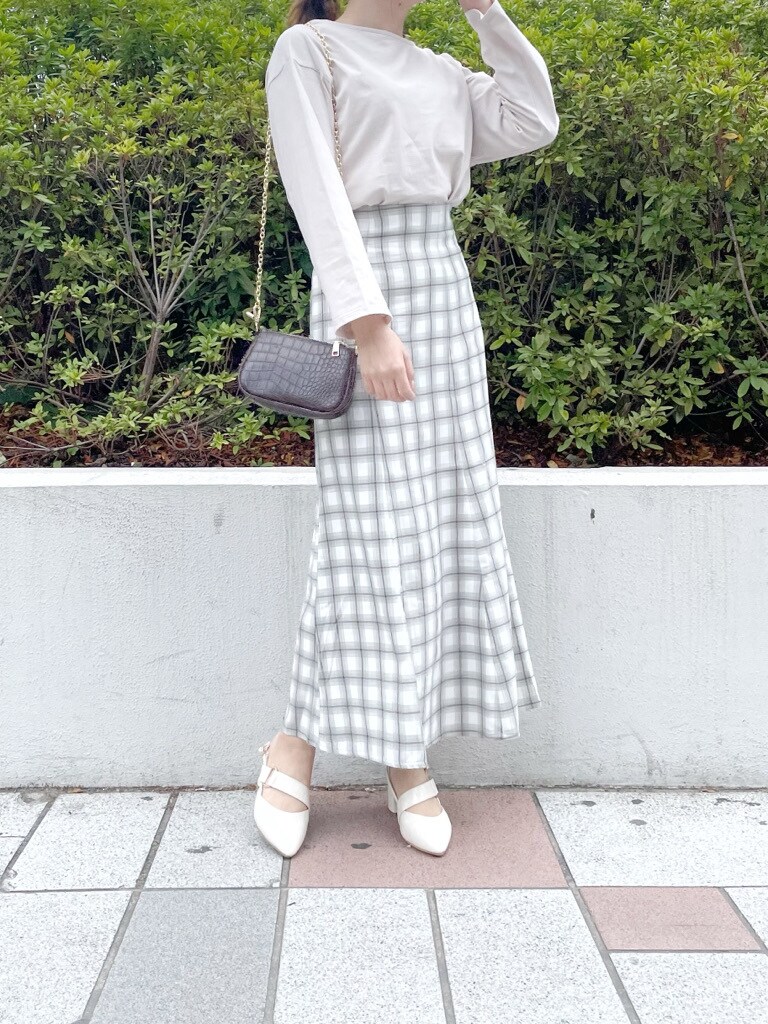 ホワイト系のパンプス、グレー系のTシャツ/カットソー、グレー系のスカートを着用したレディースの春コーディネートの2枚目の写真