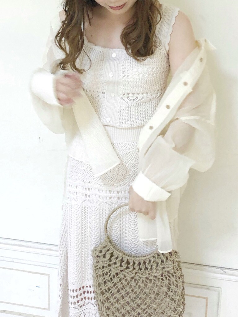 ベージュ系のハンドバッグ、その他のサンダル、ホワイト系のスカートを着用したレディースの夏コーディネートの3枚目の写真