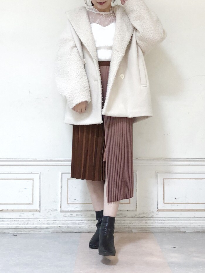 ホワイト系のその他アウター、ブラウン系のブーツ、ホワイト系のニット/セーターを着用したレディースの秋コーディネートの4枚目の写真