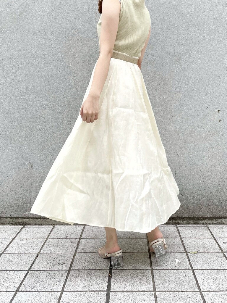 グリーン系のワンピース、ホワイト系のシャツ/ブラウス、ホワイト系のショルダーバッグを着用したレディースの夏コーディネートの5枚目の写真