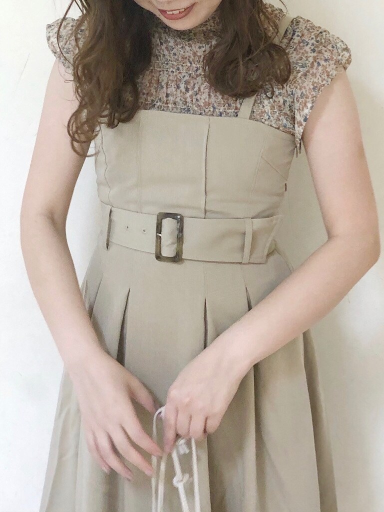 その他のシャツ/ブラウス、ホワイト系のハンドバッグ、ベージュ系のワンピースを着用したレディースの夏コーディネートの5枚目の写真