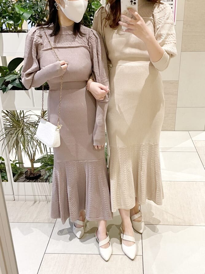 グレー系のトレンチコート、ベージュ系のトレンチコート、ベージュ系のワンピースを着用したレディースの冬コーディネートの3枚目の写真