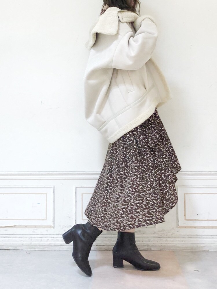 ブラウン系のワンピース、ブラウン系のブーツ、ホワイト系のブルゾンを着用したレディースの秋コーディネートの6枚目の写真