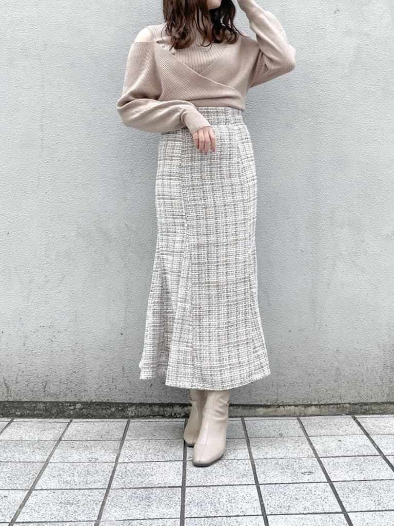 ホワイト系のブルゾン、ベージュ系のブーツ、ベージュ系のニット/セーターを着用したレディースの冬コーディネートの6枚目の写真