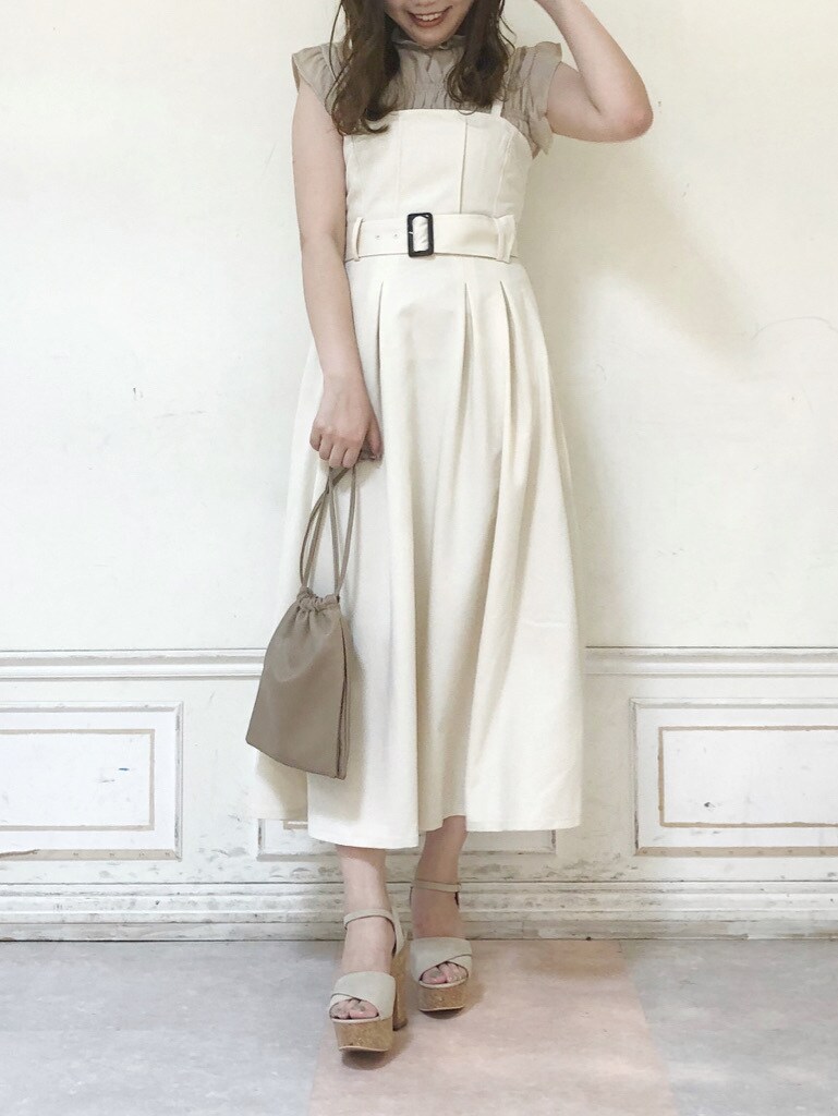 ベージュ系のサンダル、ホワイト系のワンピース、ベージュ系のシャツ/ブラウスを着用したレディースの夏コーディネートの3枚目の写真