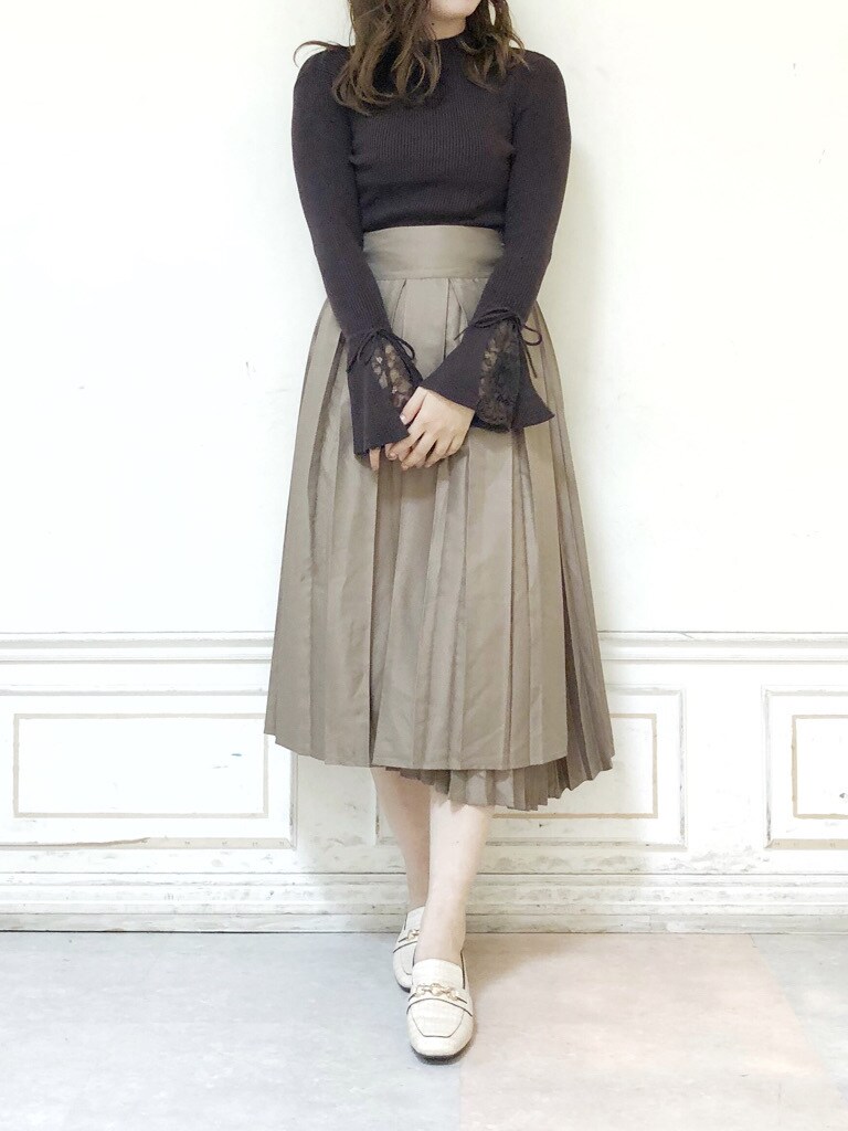 ベージュ系のスカート、ホワイト系のローファー、ブラウン系のニット/セーターを着用したレディースの秋コーディネートの3枚目の写真