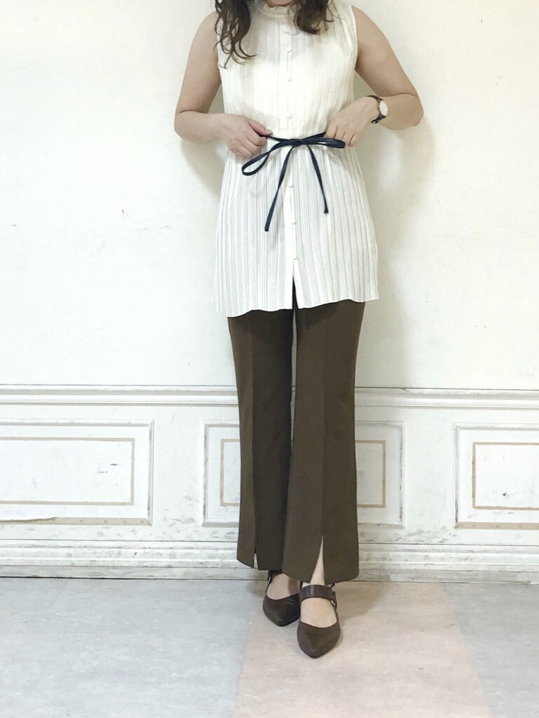 ホワイト系のシャツ/ブラウス、ブラウン系のその他パンツ、ブラウン系のパンプスを着用したレディースの夏コーディネートの2枚目の写真