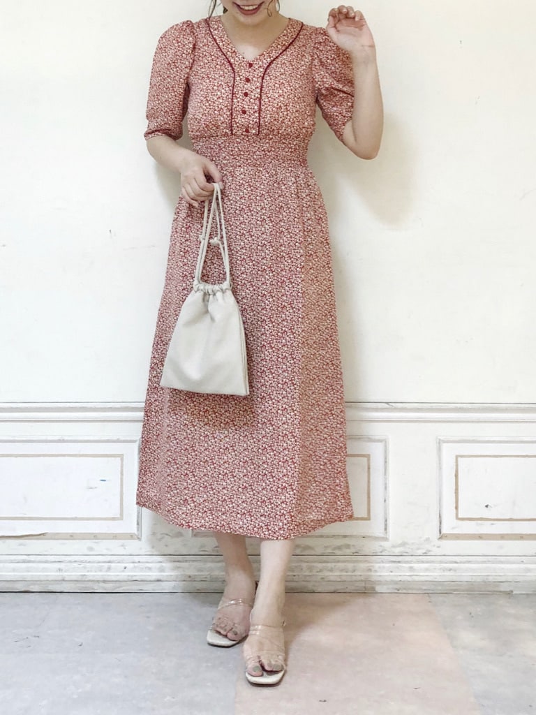 レッド系のワンピース、ホワイト系のハンドバッグ、その他のサンダルを着用したレディースの夏コーディネートの2枚目の写真