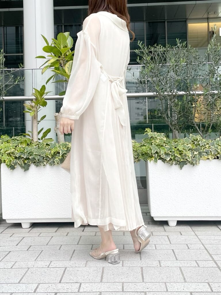 ホワイト系のシャツ/ブラウス、ベージュ系のワンピース、その他のサンダルを着用したレディースの夏コーディネートの2枚目の写真