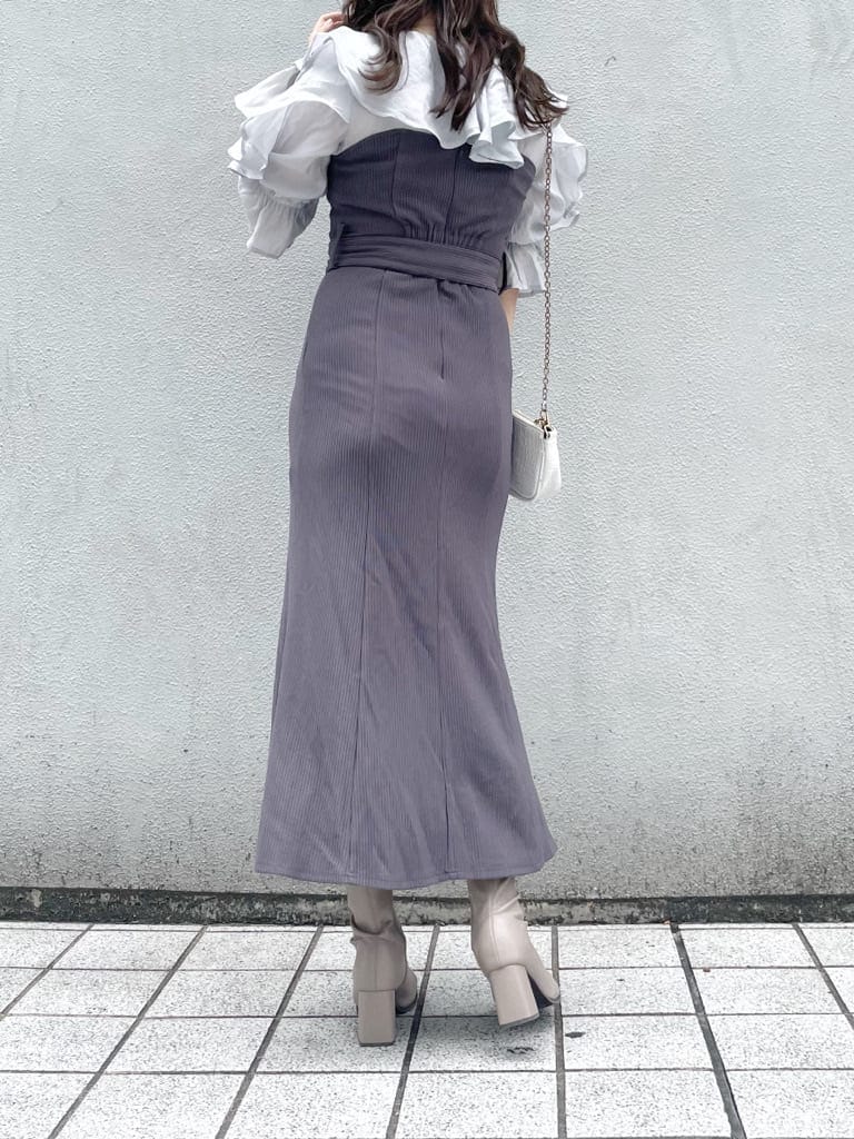 グレー系のワンピース、ベージュ系のブーツを着用したレディースの秋コーディネートの2枚目の写真