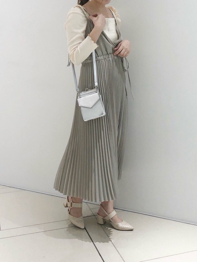 ベージュ系のワンピース、ベージュ系のワンピース、ホワイト系のパンプスを着用したレディースの春コーディネートの2枚目の写真