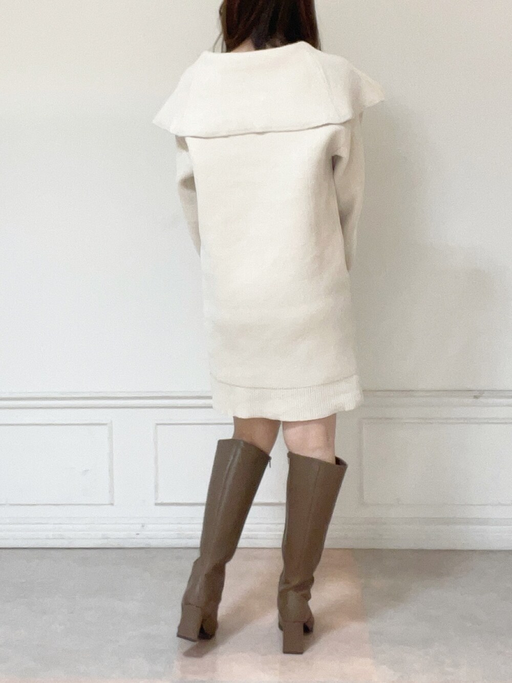 ホワイト系のワンピース、ベージュ系のブーツを着用したレディースの秋コーディネートの2枚目の写真