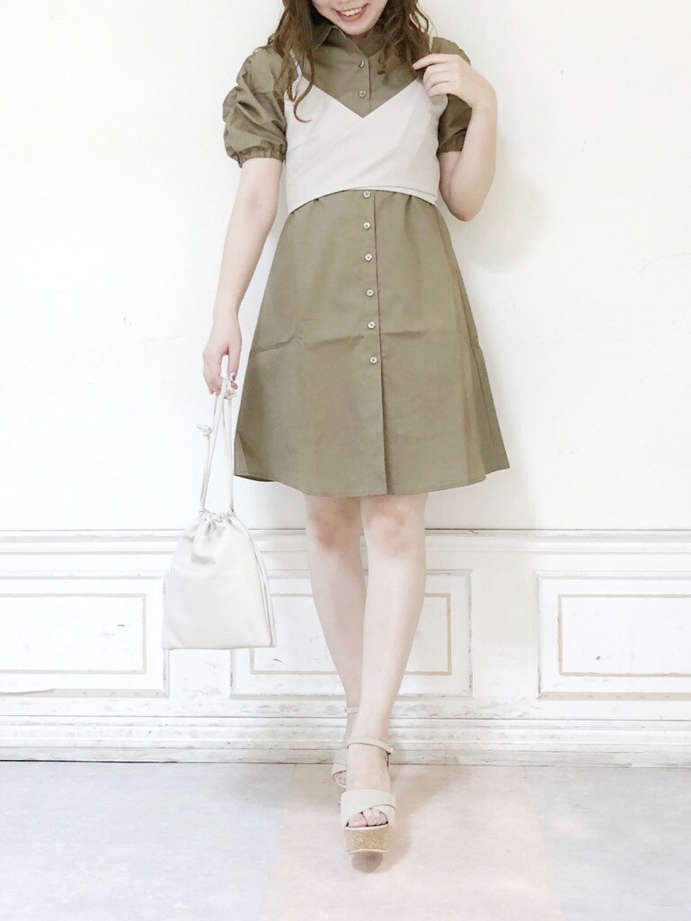 ブラウン系のワンピース、ホワイト系のハンドバッグ、ベージュ系のサンダルを着用したレディースの夏コーディネートの4枚目の写真