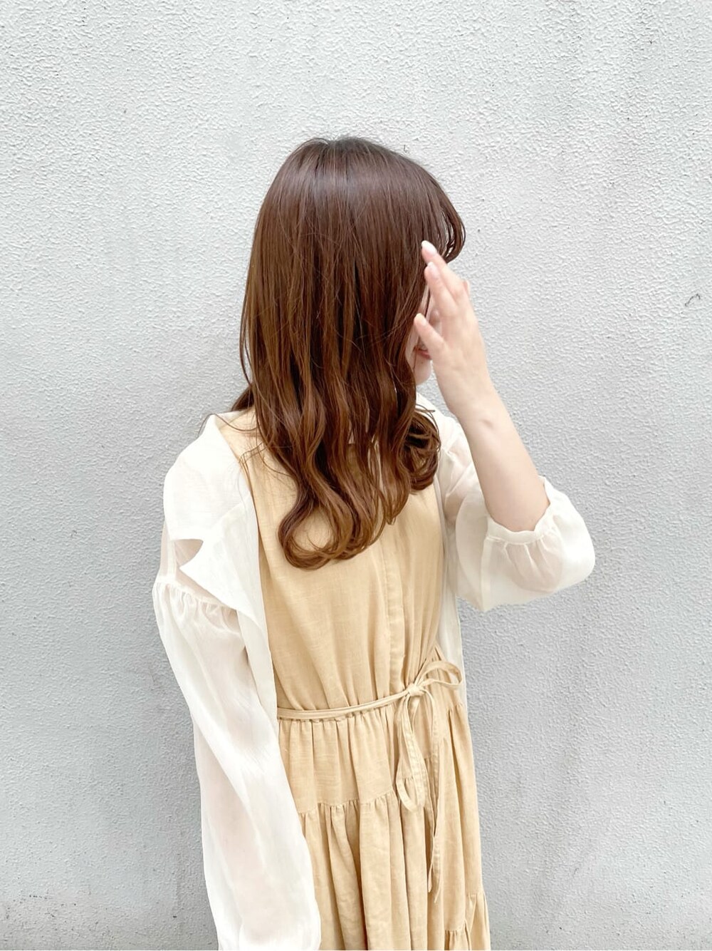 イエロー系のワンピース、ホワイト系のシャツ/ブラウス、その他のサンダルを着用したレディースの夏コーディネートの4枚目の写真