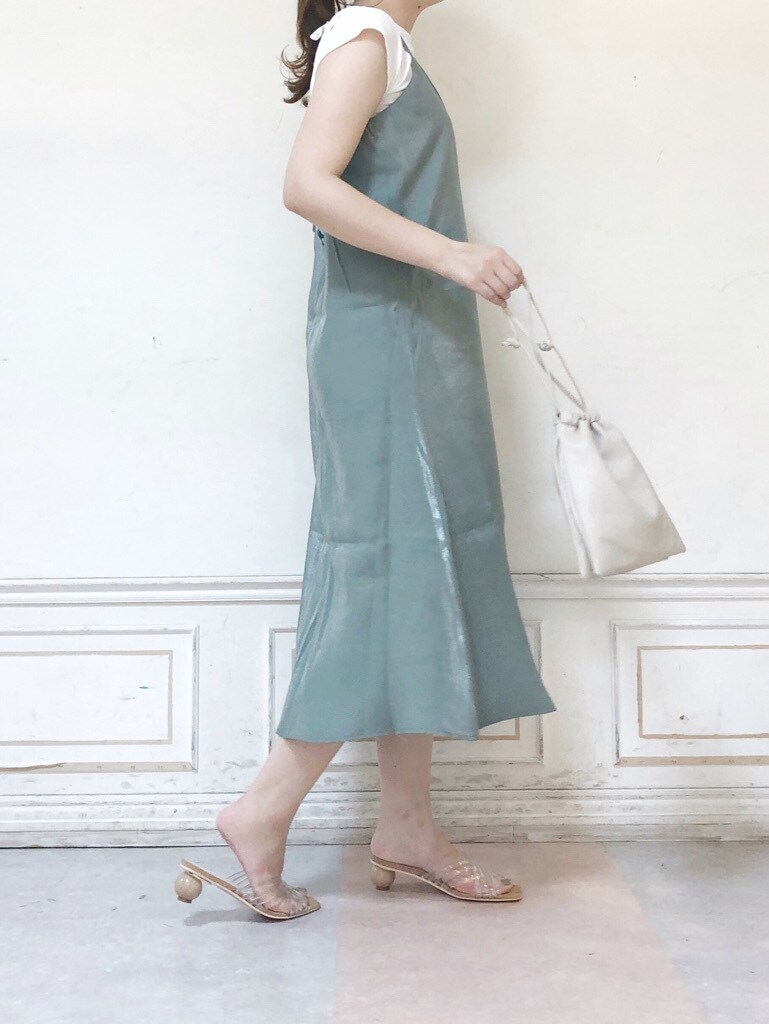 ホワイト系のハンドバッグ、グリーン系のワンピース、その他のその他シューズを着用したレディースの夏コーディネートの4枚目の写真