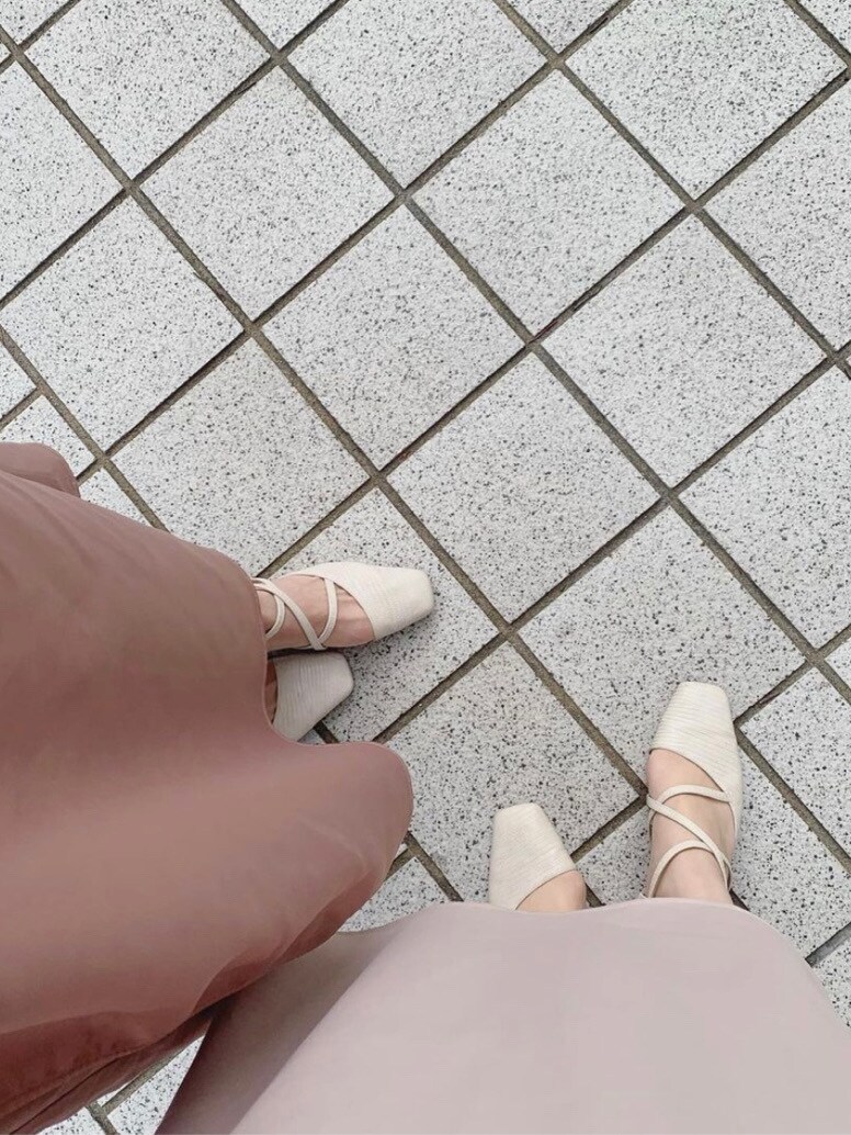 ブラウン系のワンピース、ベージュ系のワンピース、ホワイト系のパンプスを着用したレディースの冬コーディネートの2枚目の写真